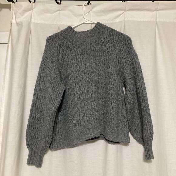Old Navy Sweaters - Gray Chunky Cropped Sweater Size Small